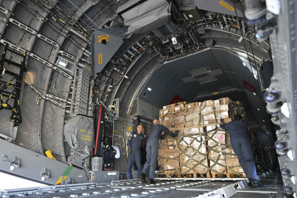 România va trimite trei avioane cu asistență umanitară destinată populației din Fâșia Gaza