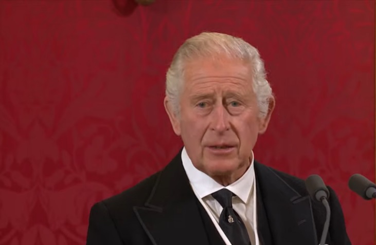Regele Charles anunță agenda Guvernului britanic, semnalând relaxarea ambițiilor climatice și modificarea abordării în materie de siguranță publică