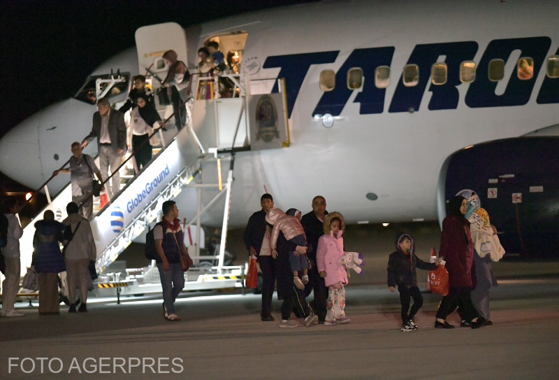 Opt cetățeni români și familiile acestora, evacuați din Fâșia Gaza, au ajuns în România