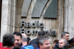 Angajații Radio România protestează: „Realizatori, nu salahori!”, „Aici București, glasul sărăciei”