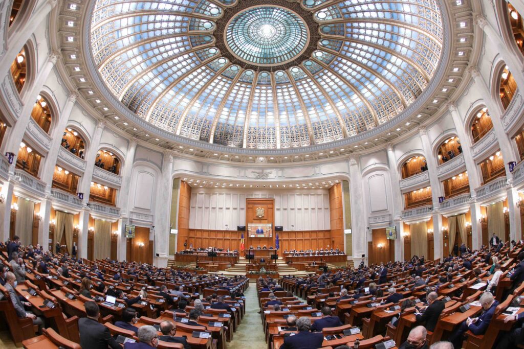 Bugetul de stat pe 2024 a intrat, printre urlete, în dezbaterea plenului Parlamentului