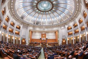 Bugetul de stat pe 2024 a intrat, printre urlete, în dezbaterea plenului Parlamentului