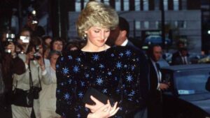 O rochie purtată de prințesa Diana a fost vândută la licitație cu