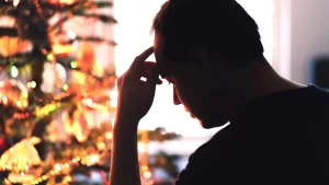 STUDIU. Oamenii sunt mai triști de sărbători. Cauze și soluții