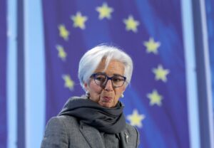 Christine Lagarde așteaptă trecerea presiunilor inflaționiste și îndeamnă statele europene să reducă datoriile suverane