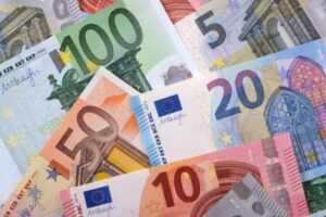 P.E. și statele UE interzic plățile în numerar de peste 10.000 euro