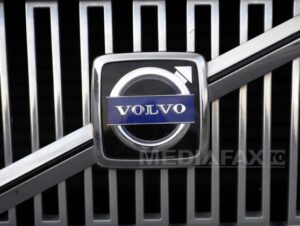 Volvo şi Tesla opresc producţia la fabrici din Europa