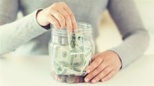 România e în urma altor pieţe la economisire