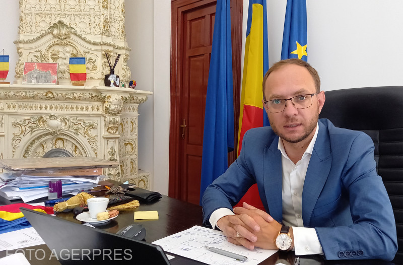 DNA a făcut percheziții la Primăria Botoșani. Edilul, acuzat de angajări fictive