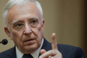 Imaginea lui Mugur Isărescu, folosită pentru fraude financiare de tip deepfake