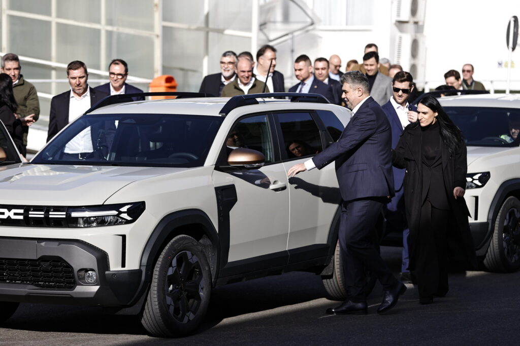 Aflat în campanie de imagine, Ciolacu a lăsat Touaregul pentru Dacia Duster