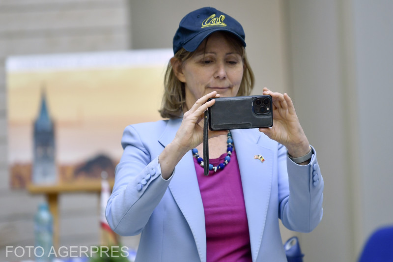 Visa Waiver: Ambasadoarea SUA îi îndeamnă pe români să-și reînnoiască vizele
