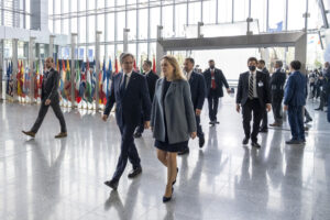 Ambasadoarea SUA la NATO consideră declarațiile lui Trump „periculoase” și „iresponsabile”