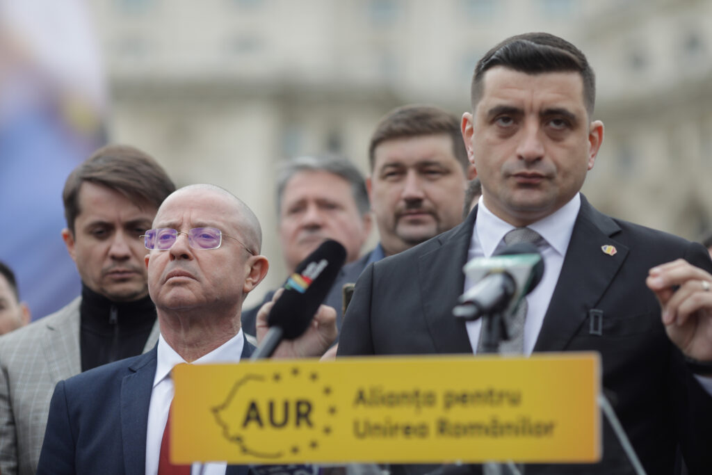 AUR a racolat peste 150 de aleși locali de la PSD și PNL/ Un eurodeputat PSD, la braț cu Simion