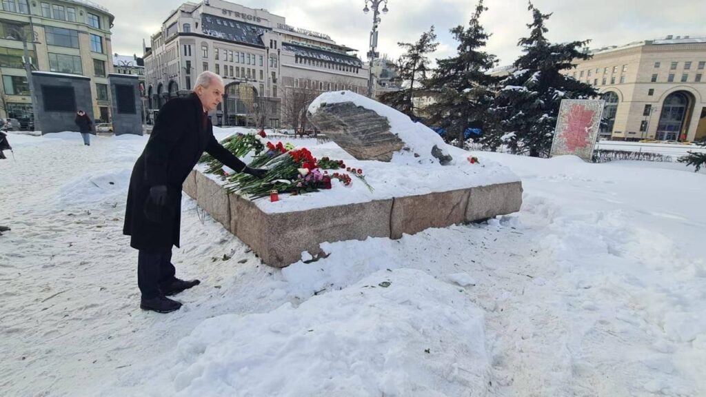 Ambasadorul României în Rusia a depus flori în memoria lui Navalnîi la un monument din Moscova
