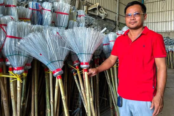 Un antreprenor din Cambodgia face mături din sticle de plastic