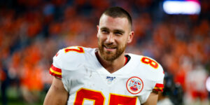 Travis Kelce donează 100.000$ pentru răniții atacului la SuperBowl