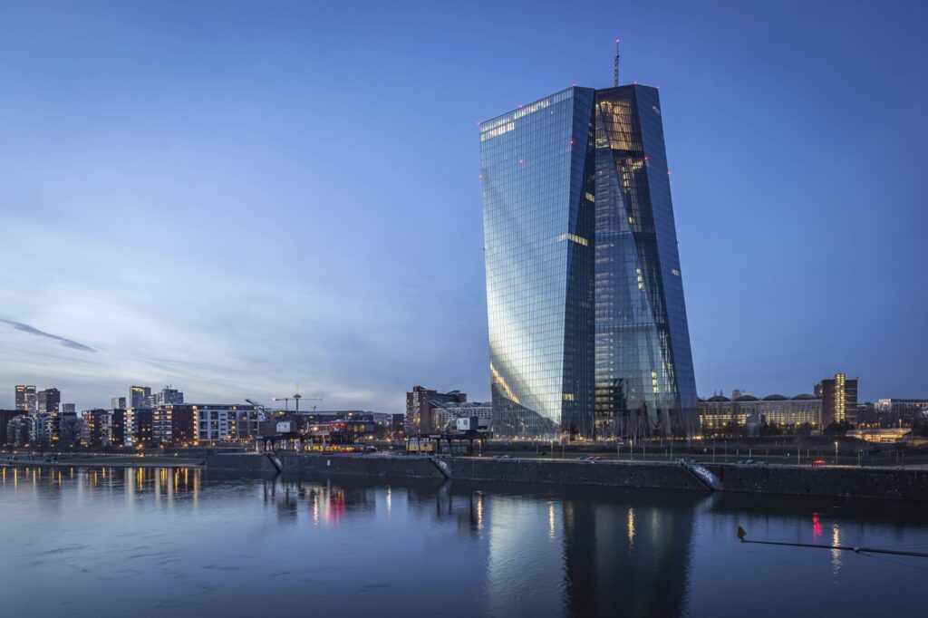 Presiunile inflaționiste PERSISTĂ în zona euro /Oficial BCE: Politica monetară este ”prudentă”