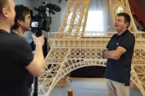 Ăsta da ghinion. Ireal de ce a ratat un francez RECORDUL mondial după ce s-a chinuit să construiască în 8 ani un Turn Eiffel din 706.900 de chibrituri