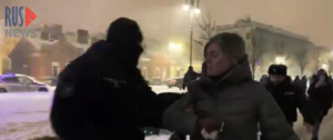 Zeci de persoane care îi aduceau un omagiu lui Navalnîi au fost REȚINUTE în Rusia