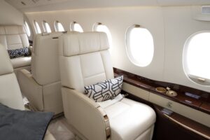 O tânără și-a lăsat copilul la economy pentru ca ea să călătorească la business class. Ce reacții a stârnit în mediul online