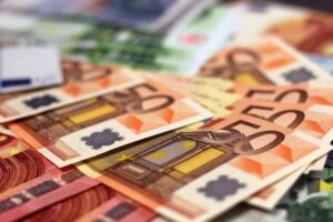 Cât de important ești pentru economie? 1,9 milioane români cu cele mai mari venituri, generează anual venituri de 32 mld. euro