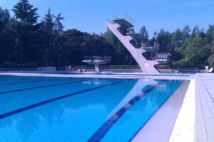O fetiță de 8 ani a murit, după ce a fost aspirată de o conductă a piscinei