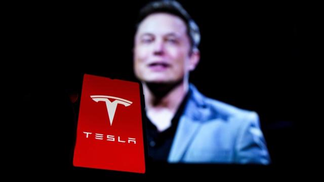 Acțiunile Tesla vor mai scădea cu 33%