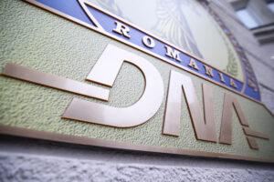 Un inspector fiscal și 21 de polițiști de frontieră, trimiși în judecată de DNA pentru luare de mită