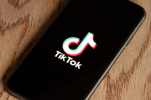 Politicienii dau vina pe TikTok pentru succesul extremei drepte în rândul tinerilor