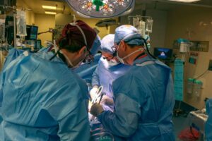 Un american a primit primul transplant de rinichi de porc