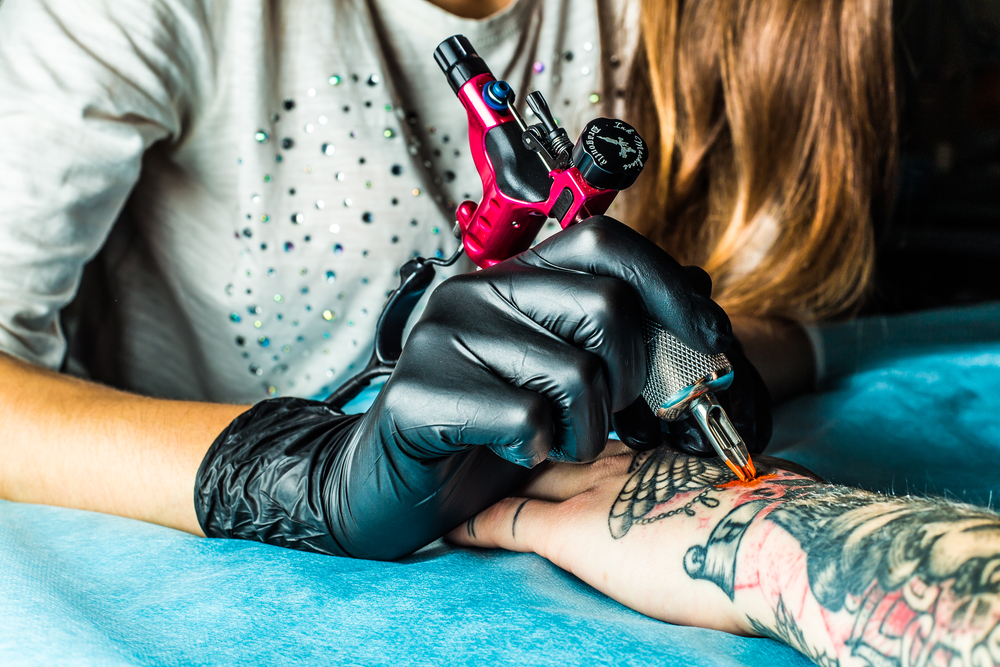 Ce se află în cerneala folosită pentru realizarea tatuajelor? Cât de periculoasă este și ce probleme de sănătate ar putea crea
