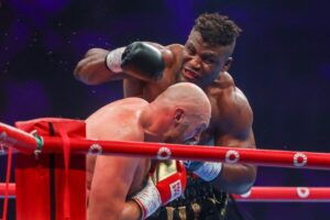 Anthony Joshua l-a bătut pe Francis Ngannou