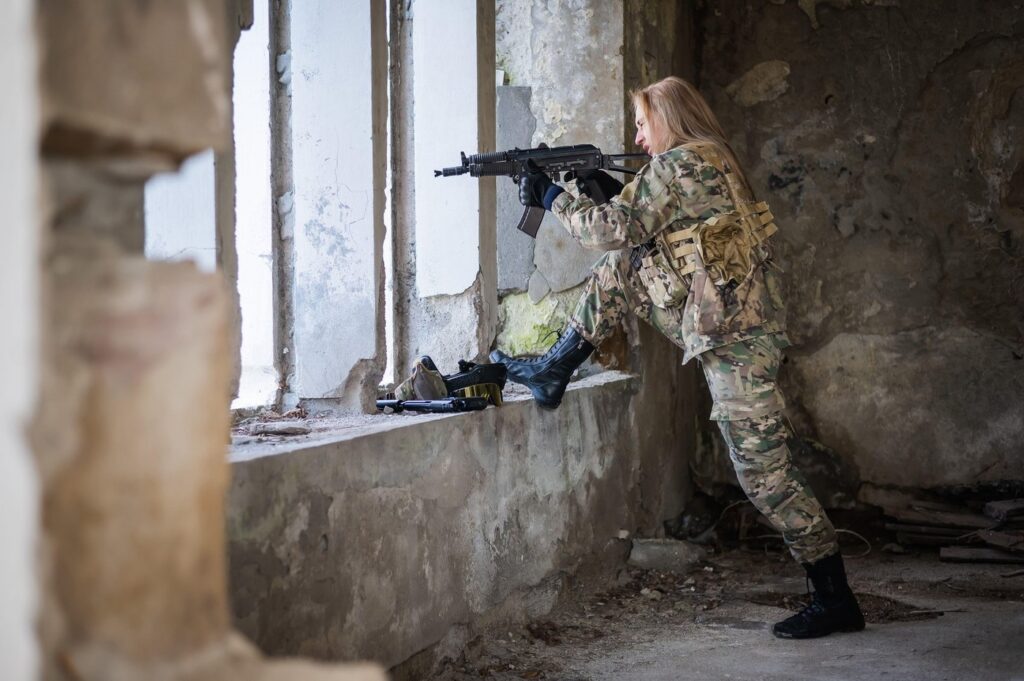 Un stat NATO intenționează să introducă serviciul militar obligatoriu pentru femei!