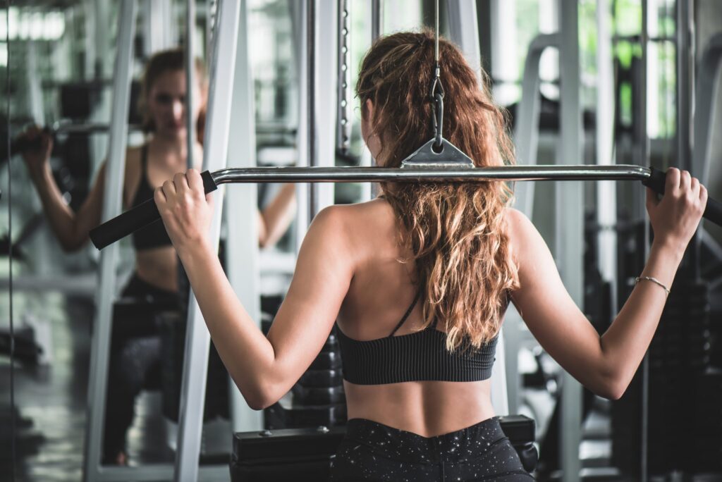 Sportul te ajută să scapi de insomnii. Ce exerciții simple poți face