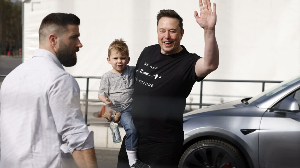 Musk și-a dus fiul, pe X Æ A-XII, la o fabrică Tesla din Germania
