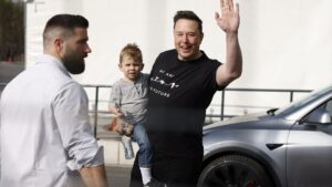 Musk și-a dus fiul, pe X Æ A-XII, la o fabrică Tesla din Germania