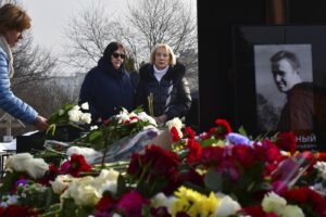 Mama lui Navalnîi a venit la cimitir