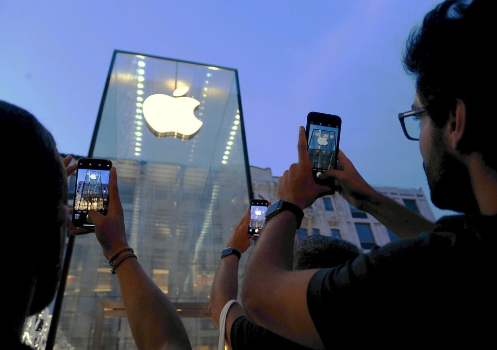 Comisia Europeană acuză Apple de ABUZ de poziție dominantă și aplică o amendă de 1,8 miliarde de euro