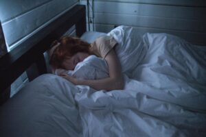 STUDIU. Două nopți nedormite fac oamenii să se simtă în vârstă