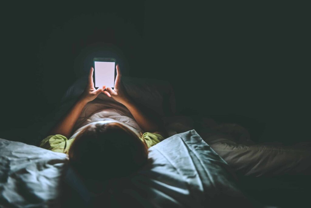 Dacă stai cu ochii în telefonul mobil nu dezvolți o tumoare pe creier