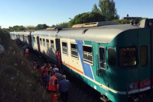 Un român a fost SALVAT de la moarte de polițiștii italieni. Bărbatul se întinsese pe șinele de cale ferată și aștepta să fie lovit de tren