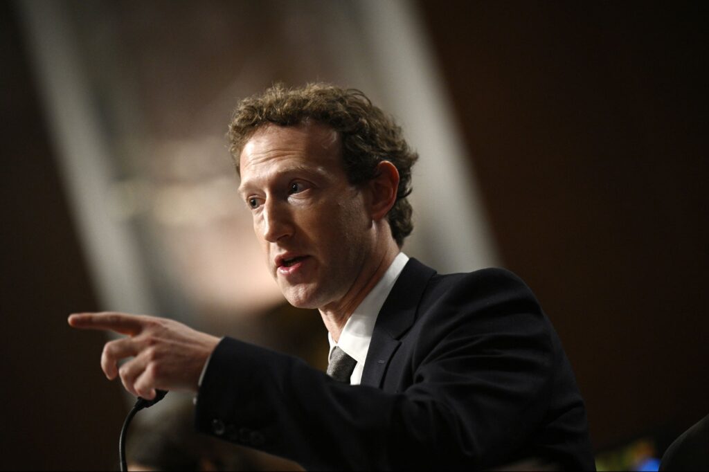 Zuckerberg este acum a treia cea mai bogată persoană din lume