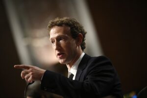 Zuckerberg este acum a treia cea mai bogată persoană din lume