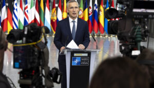 Îngrijorat de o posibilă dezangajare a SUA, NATO caută o plasă de siguranță pentru Ucraina