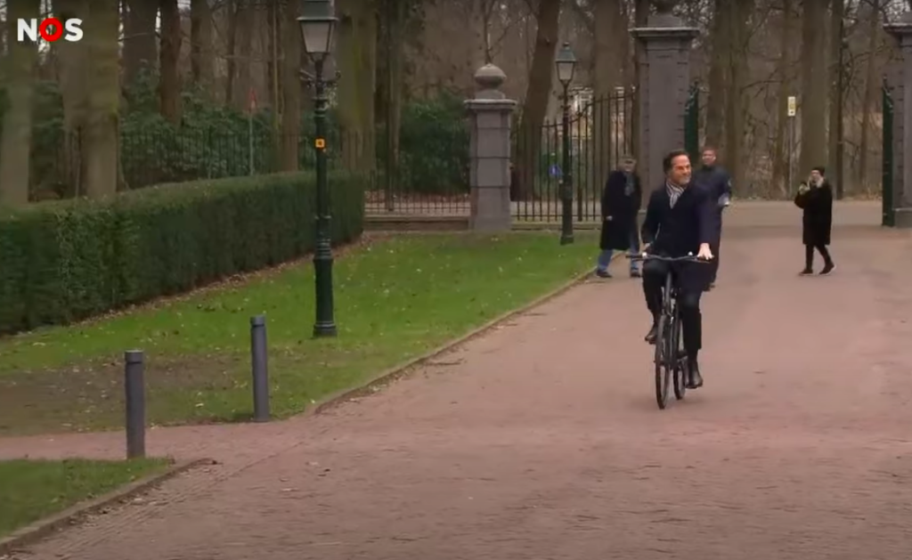 Un om pe bicicletă pentru a conduce NATO