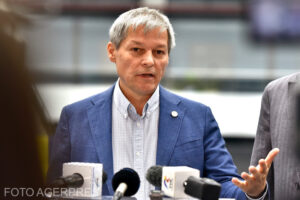 Cioloș: Îl somez pe Marcel Ciolacu să nu mai țină ședințe electorale din sediul Guvernului