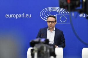 Abolirea costurilor suplimentare pentru apelurile intra-UE, adoptată de PE