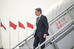 Ce caută Blinken în China