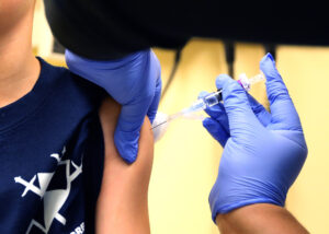 UK a început testele pentru primul vaccin „personalizat” cu ARNm